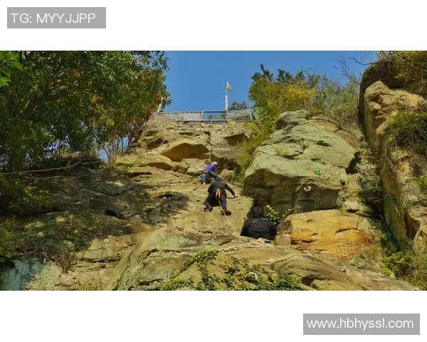 武汉攀岩队的速度挑战揭秘：勇者们如何在岩壁上书写传奇